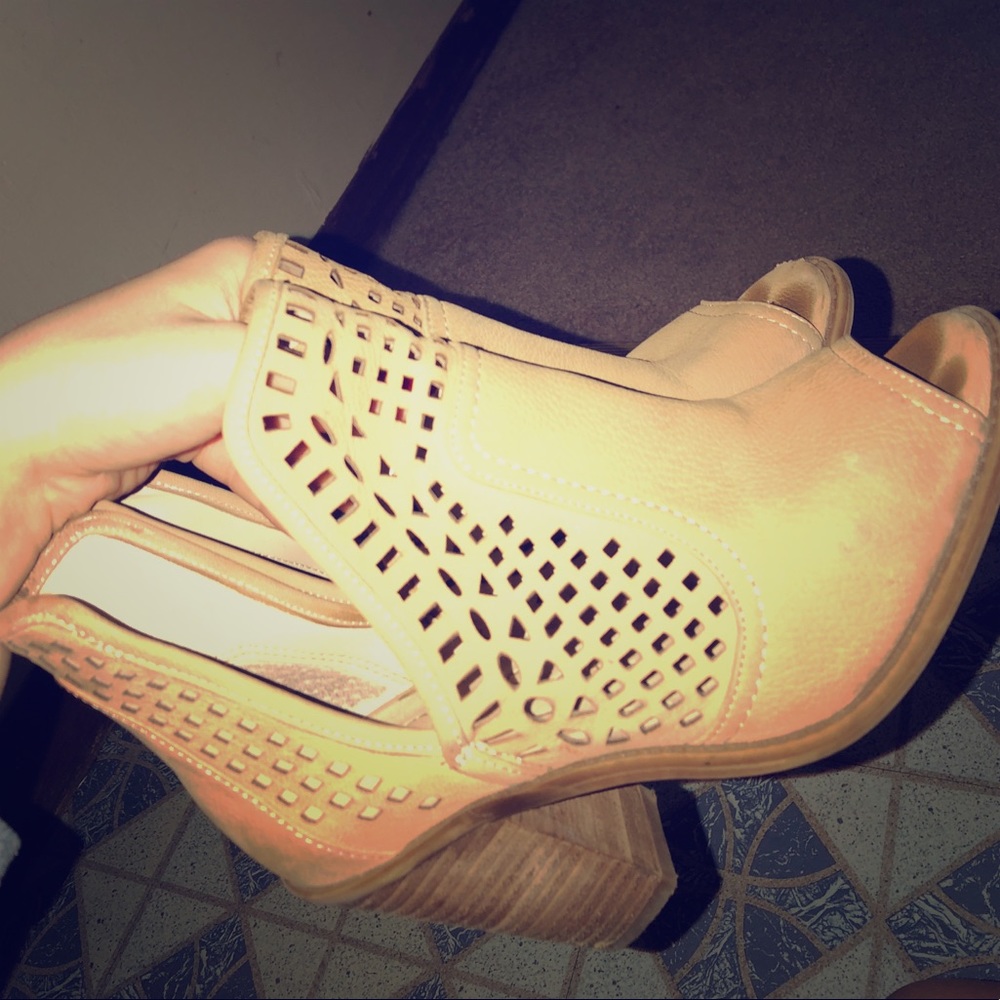 Beatiful tan shoes..